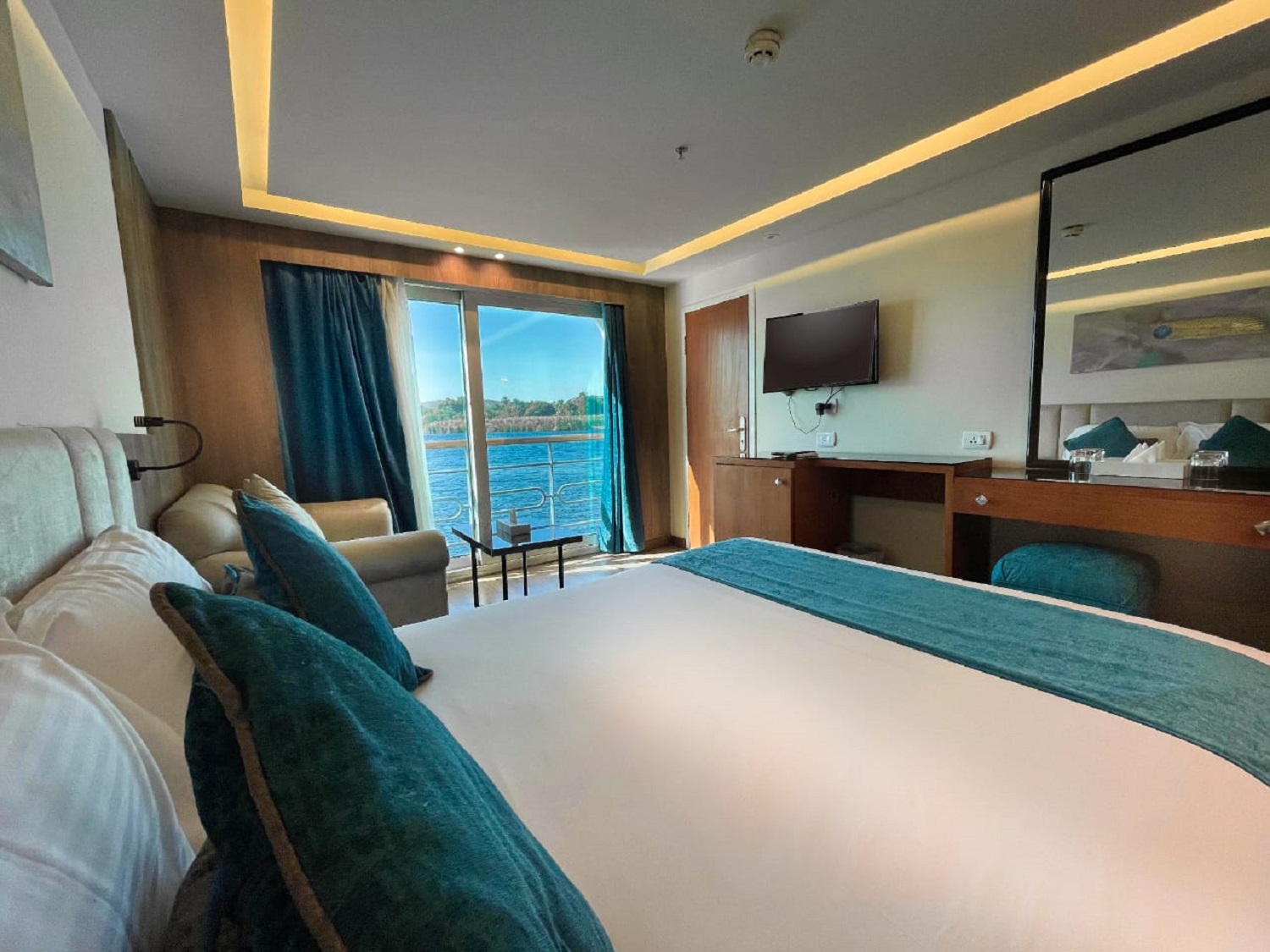 5 *  Deluxe Nile River Cruise from Cairo include flights - 3 Nights 4 Days